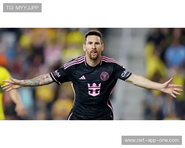 目前全球踢足球最火的球星是谁他背后的故事和成就揭秘