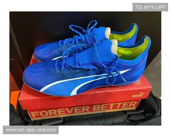 蓝色足球鞋球星是谁 他在绿茵场上的传奇表现与影响力解析