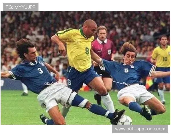 足球历史上的几位传奇巨星及其辉煌成就解析