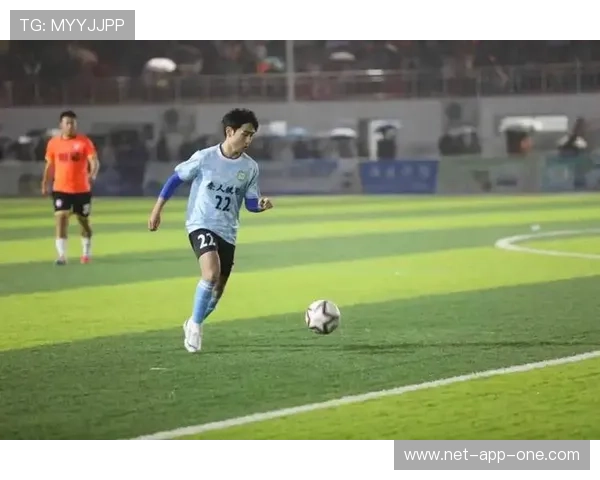 足球球星的精彩进球集锦:感受绿茵场上的瞬间震撼与荣耀 足球球星的精彩进球集锦:感受绿茵场上的瞬间震撼与荣耀